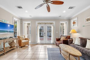 Smart TV - SeaQuinn Beach House in 30A | 12,000 sq' Resort Pool | 4 Bikes | My Beach Getaways (Seacrest Beach)