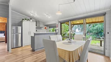 Family Bungalow | In-room dining