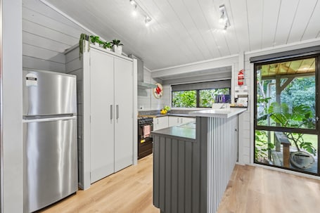 Family Bungalow | Private kitchen. Orewa Motor Lodge