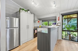 Frigobar, horno, placa de cocina, tetera/pava eléctrica