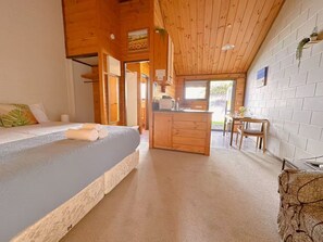 Comfort Studio | Individually decorated, individually furnished, iron/ironing board - Orewa Motor Lodge (Orewa)