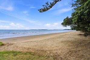 Beach/ocean view - Orewa Motor Lodge (Orewa)