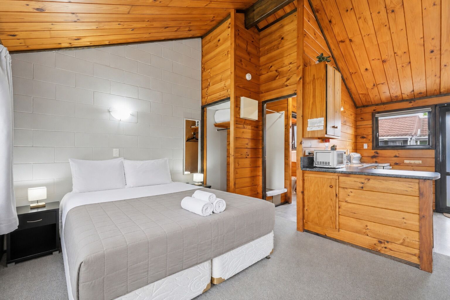 Studio – comfort | Individuelt dekorert, individuelt innredet og strykejern/-brett