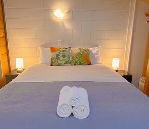 Comfort Studio | Individually decorated, individually furnished, iron/ironing board - Orewa Motor Lodge (Orewa)