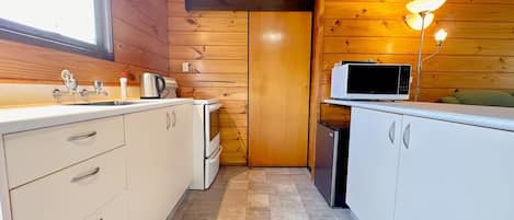 Mini-Kühlschrank, Ofen, Herdplatte, Wasserkocher