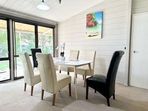 Family Bungalow | Private kitchen | Mini-fridge, oven, stovetop, electric kettle - Orewa Motor Lodge (Orewa)