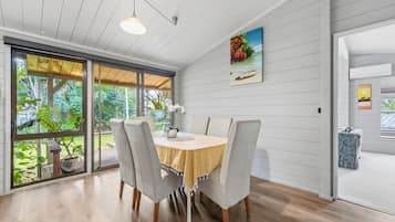 Family Bungalow | In-room dining