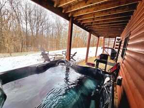 Outdoor spa tub - Timber Ridge Lodge -HOT TUB- POOL (Harpers Ferry)