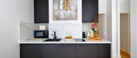 Kjøleskap, mikrobølgeovn, ovn og oppvaskmaskin