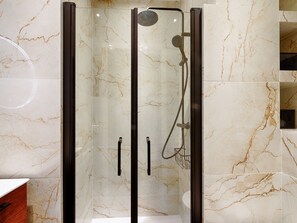 シャワー、ヘアドライヤー、タオル、石鹸