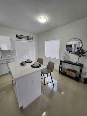 Dining - We are located in the heart of Miami, 10 min away from Downtown, Beaches, M.I.A (Miami)