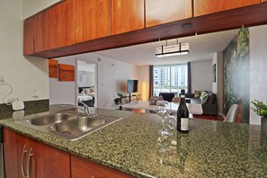Departamento Deluxe, 1 habitación | Cocina privada | Refrigerador, microondas, horno y parrilla de estufa