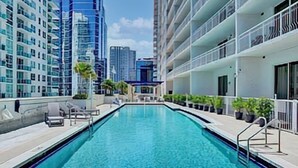 Une piscine sur le toit offrant une vue dégagée sur les immeubles environnants.