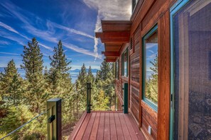 Property grounds - Clouds Rest Dollar Point Luxury 6 BR  - Lake Views - Hot Tub & Game Room (Tahoe City)