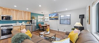 Sandy Cove on the North Shore -Lakeside Cottage w Private Pier + Beach, & HOA Amenities