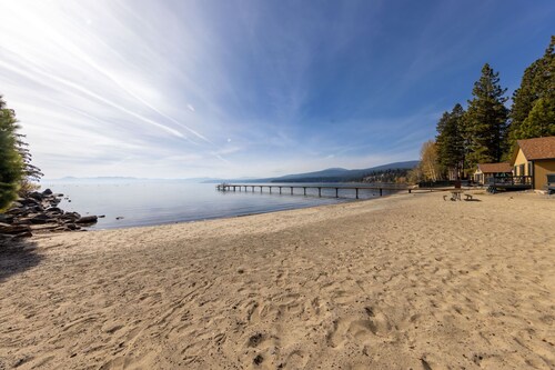 Sandy Cove on the North Shore -Lakeside Cottage w Pier + Beach, Dog OK, HOA Amenities