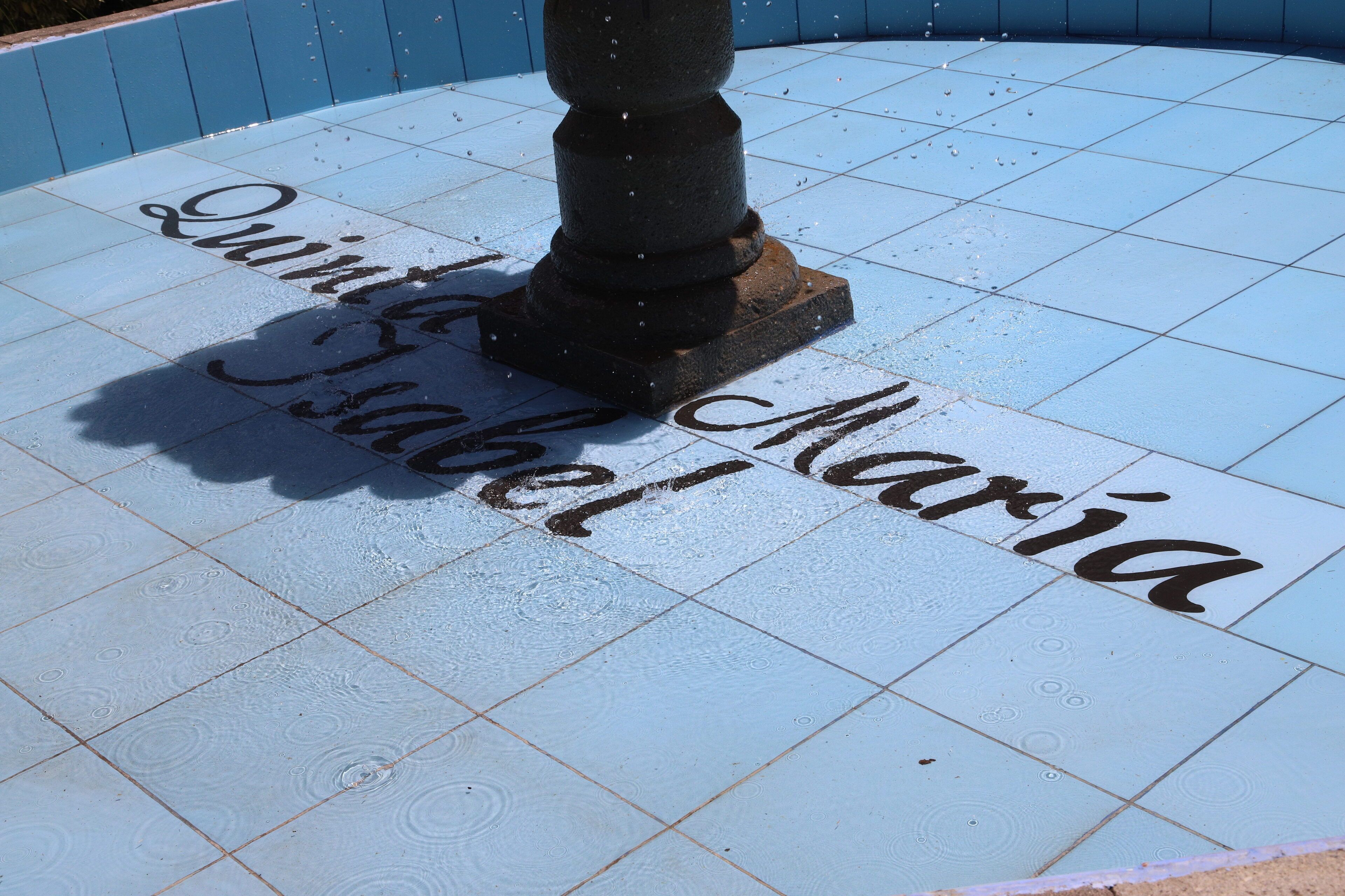 Un suelo de baldosas con el nombre 'Dimitri Maria' pintado.