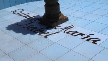Un suelo de baldosas con el nombre 'Dimitri Maria' pintado.
