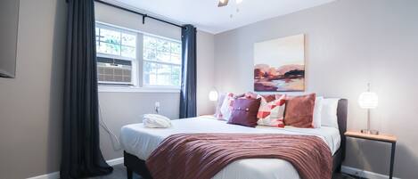 1 chambre, bureau, fer et planche à repasser, lit parapluie