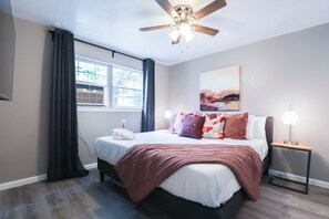 1 bedroom, desk, iron/ironing board, travel crib - Studio @ Montrose 09! Downtown, Medical Center, Stadium ⭐️⭐️⭐️⭐️⭐️ (Houston)