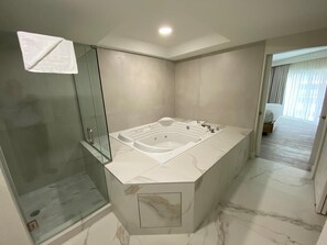 Hair dryer, towels, soap, shampoo - 5-STAR service apartment resort 5 min to Disney. Fun activities for families.  (Kissimmee)