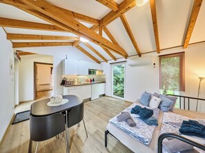 Un intérieur moderne comprenant une cuisine, un coin repas et un canapé avec vue.