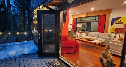 Unique experience, forest house, wild life viewing, Hot Tub/fire pit, pool tbl.