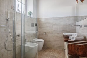 Bruser, hårtørrer, bidet