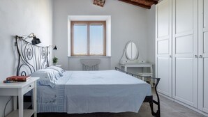 A bedroom with a bed, bedside table, lamp, window, and wardrobe. - Wonderful private villa with WIFI, A/C, private pool, TV and pets allowed, close to San Gimignano (Colle Di Val D’elsa)