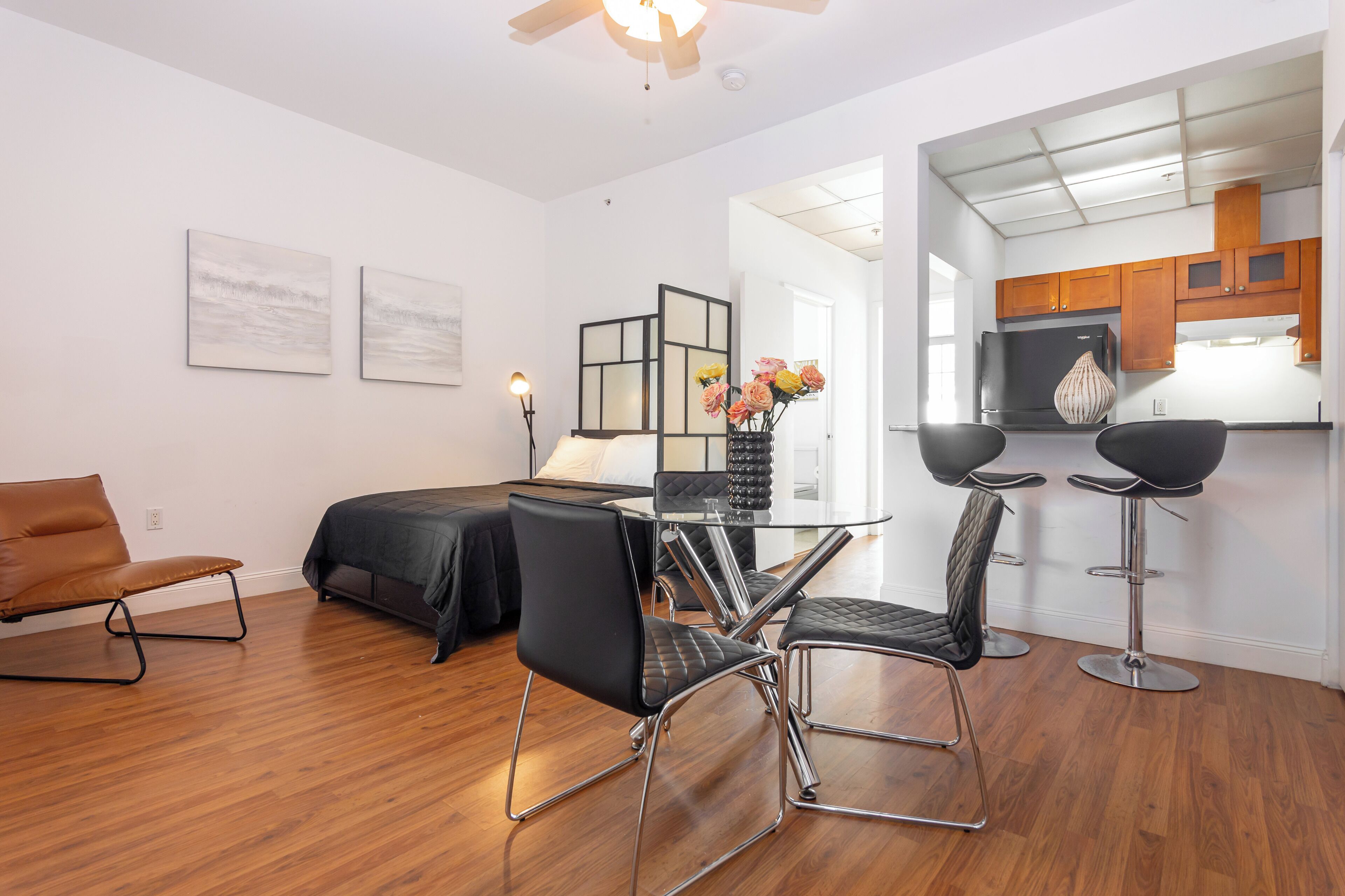 Amazing Downtown apartment with balcony - near beach  Art District