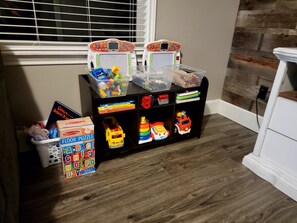 Children's area - Family oriented, kid friendly with snow gear, large backyard and playset. (Meridian)