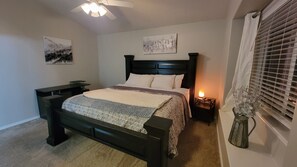 4 bedrooms, desk, travel crib, free WiFi - Family oriented, kid friendly with snow gear, large backyard and playset. (Meridian)