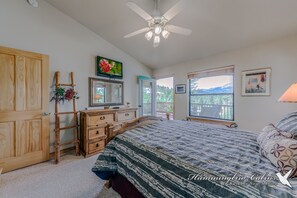4 bedrooms, free WiFi, bed sheets - Apache Paradise K9 Friendly | Relax, Soak & Unwind in the Pines of Ruidoso (Ruidoso)