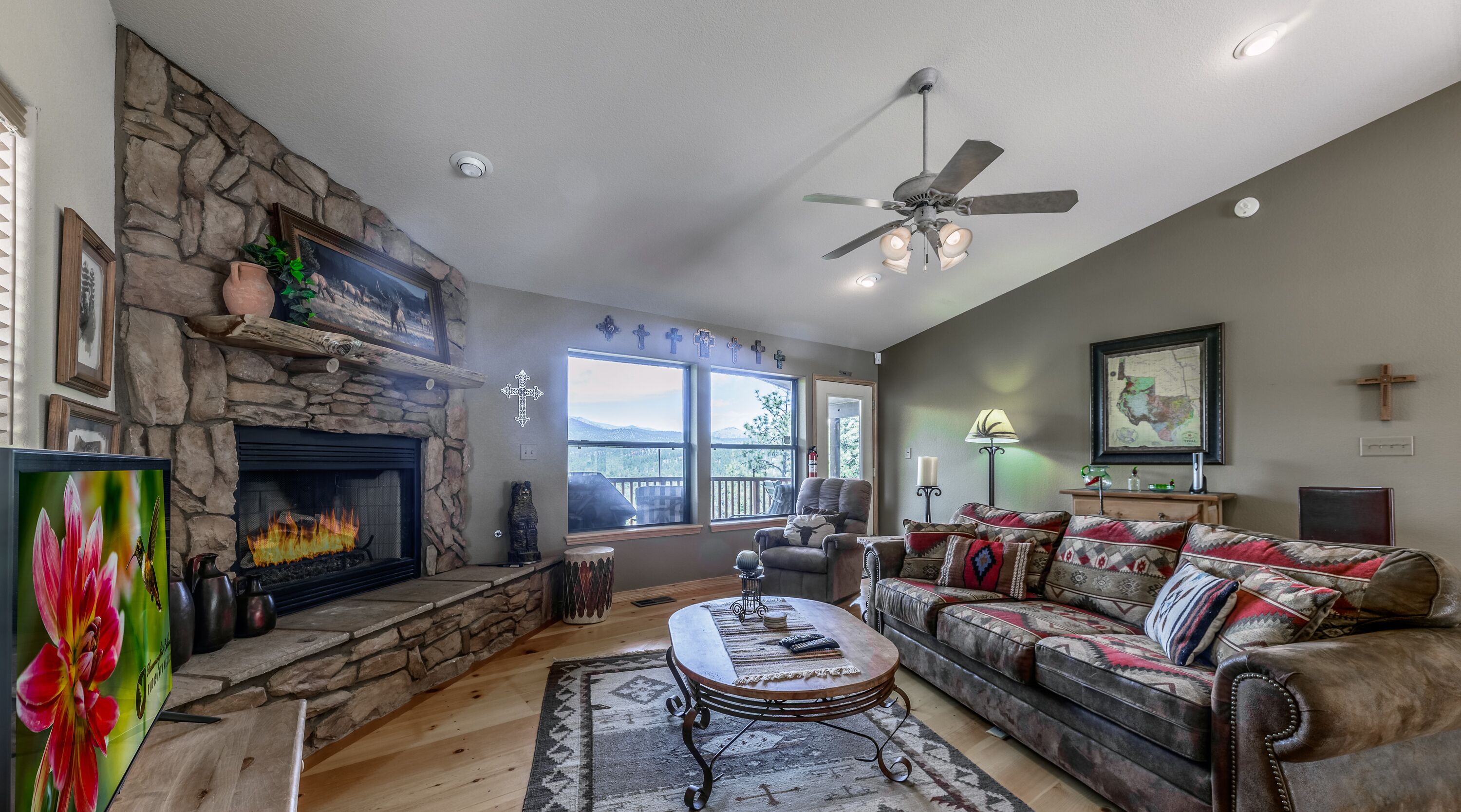 Télévision, cheminée