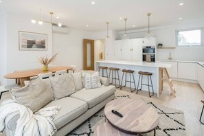 TV - Elegant 2 Bedroom Apartment in Fulham (Greater London)