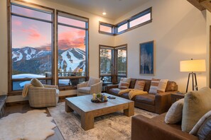 Smart-TV, Kamin, Videospiele, Videothek