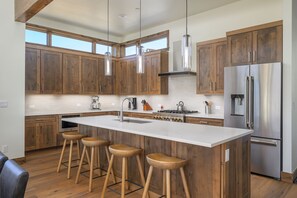 Køleskab, mikrobølgeovn, ovn, kogeplade