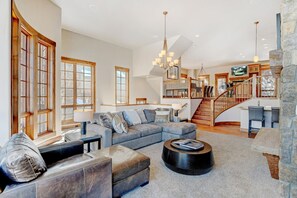 Téléviseur connecté, foyer, jeux vidéo, sélection de musique