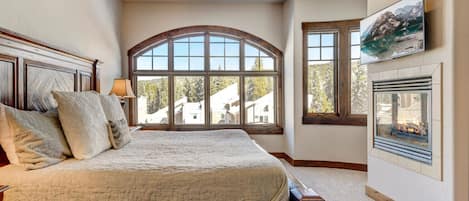 4 habitaciones, escritorio y tabla de planchar con plancha