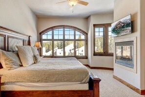 4 chambres, bureau, fer et planche à repasser, lit de bébé portatif