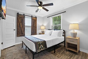 3 bedrooms, iron/ironing board, internet, bed sheets