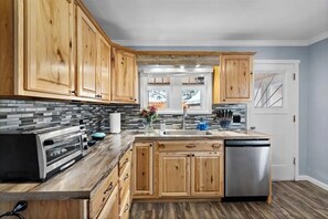 Fridge, microwave, oven, stovetop - Close to Hiawatha Tr. and Skiing w/ HOT TUB (Shoshone County)