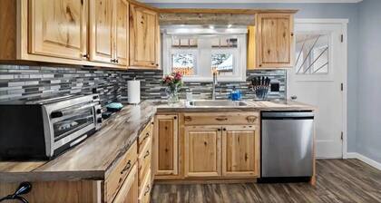 Close to Hiawatha Tr. and Skiing w/ HOT TUB