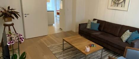 Smart-TV, Bücher, Stereoanlage, Computerbildschirme