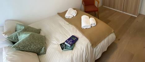 3 chambres, bureau, fer et planche à repasser, lit de bébé portatif