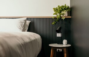 Premium bedding, pillowtop beds, desk, laptop workspace - Met Apartments (Port Lincoln)