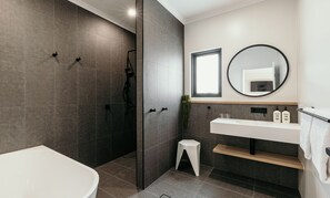 Bathroom - Met Apartments (Port Lincoln)