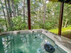 Outdoor spa tub