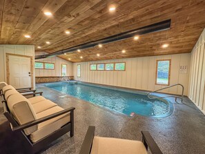 Een binnenzwembad en een verwarmd zwembad