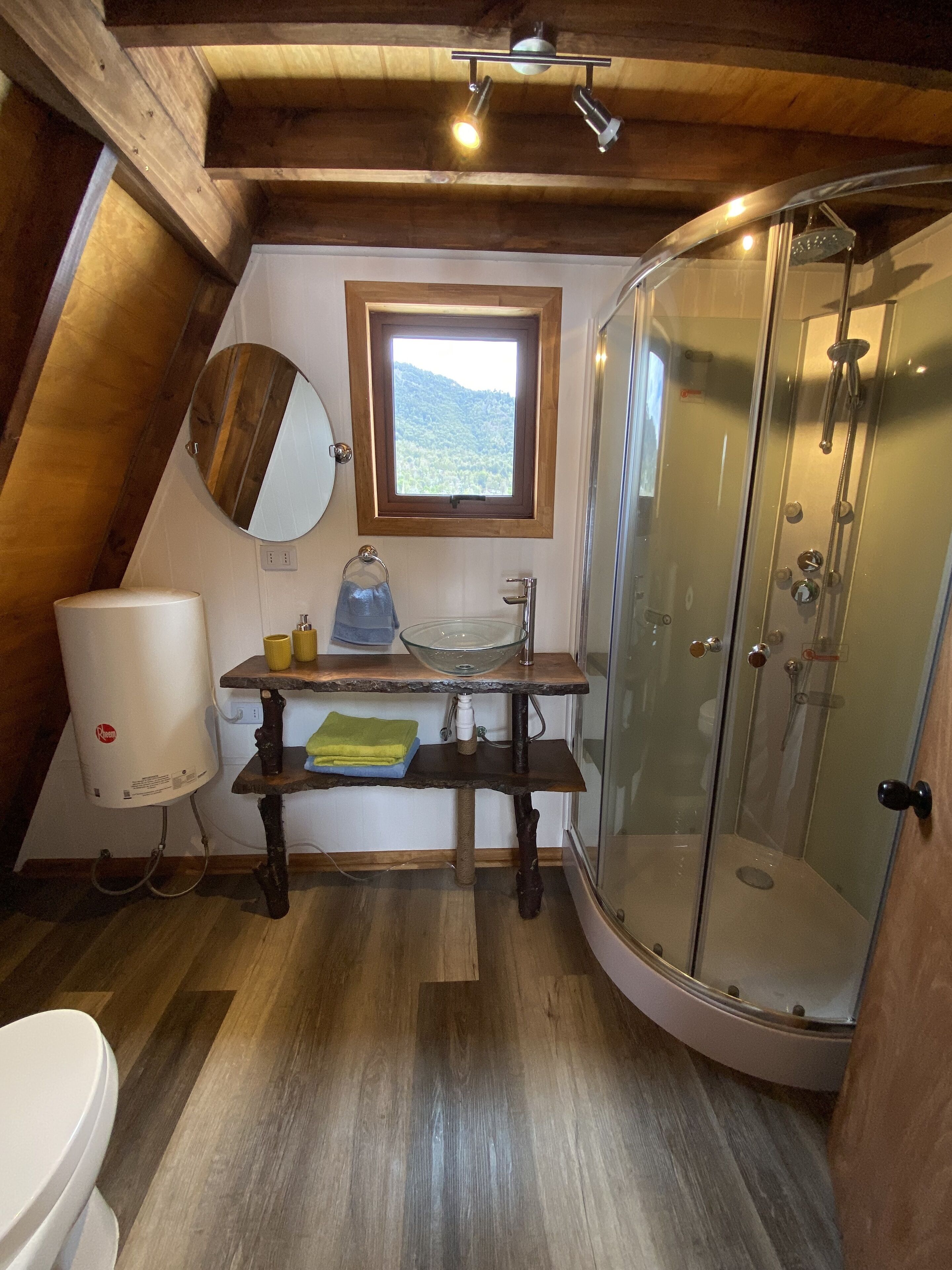 Sèche-cheveux, serviettes fournies, savon, papier toilette